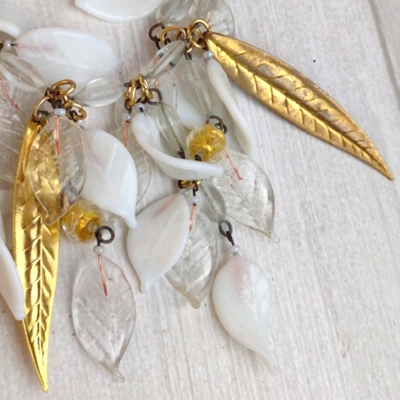 ♥️SOLD♥️ Golden Leaves Beaded & White Leafed Fringe Gold Tone Necklace - Picture 4 of 12